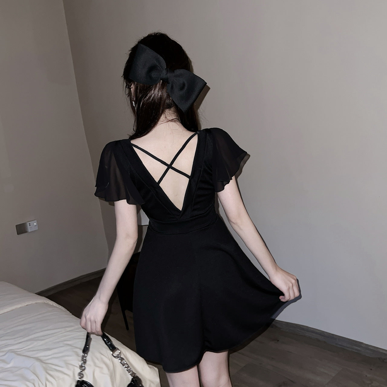 Figurbetonendes A-Linien-Kleid mit tiefem Dekolleté