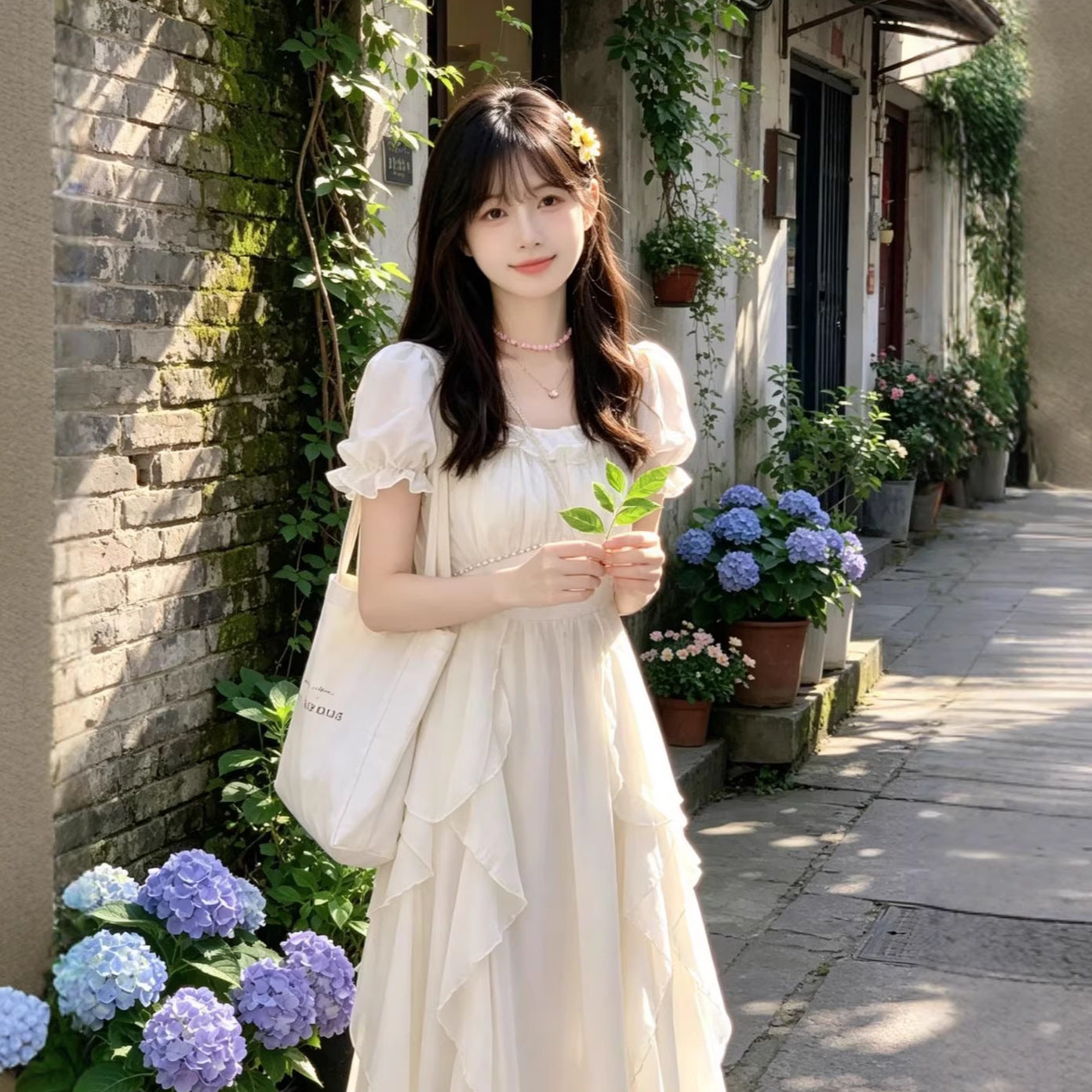 Französisches Midi-Kleid mit Puffärmeln
