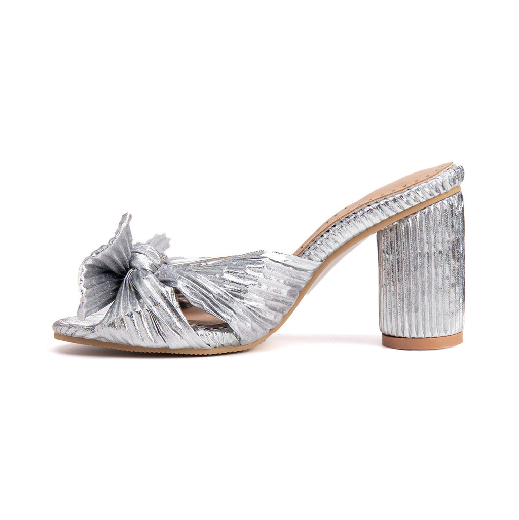 Satin Pantoletten mit Peep-Toe und Blockabsatz