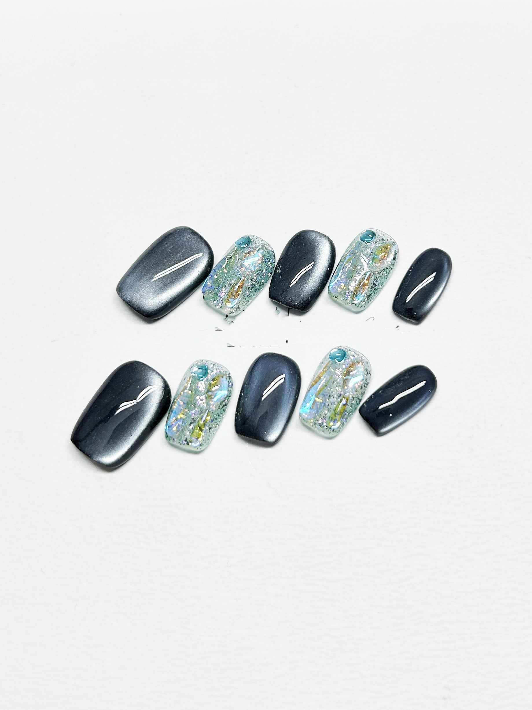 Dunkelblaues Katzenaugen-Design mit Strass