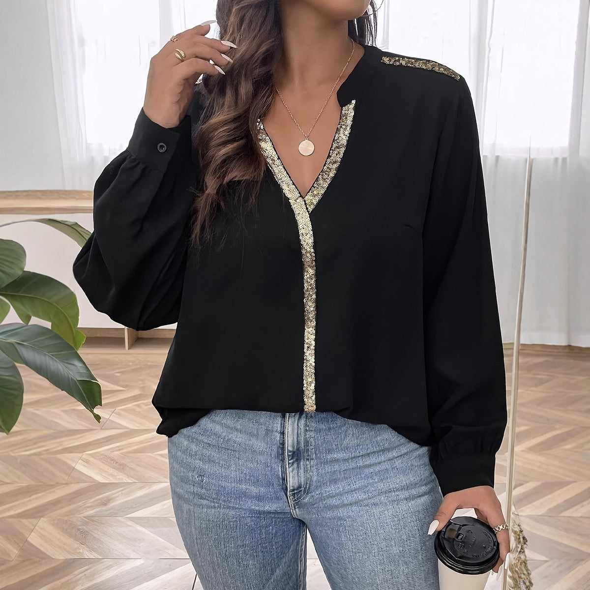 Pailletten-Shirt mit V-Ausschnitt | LuxeStyle