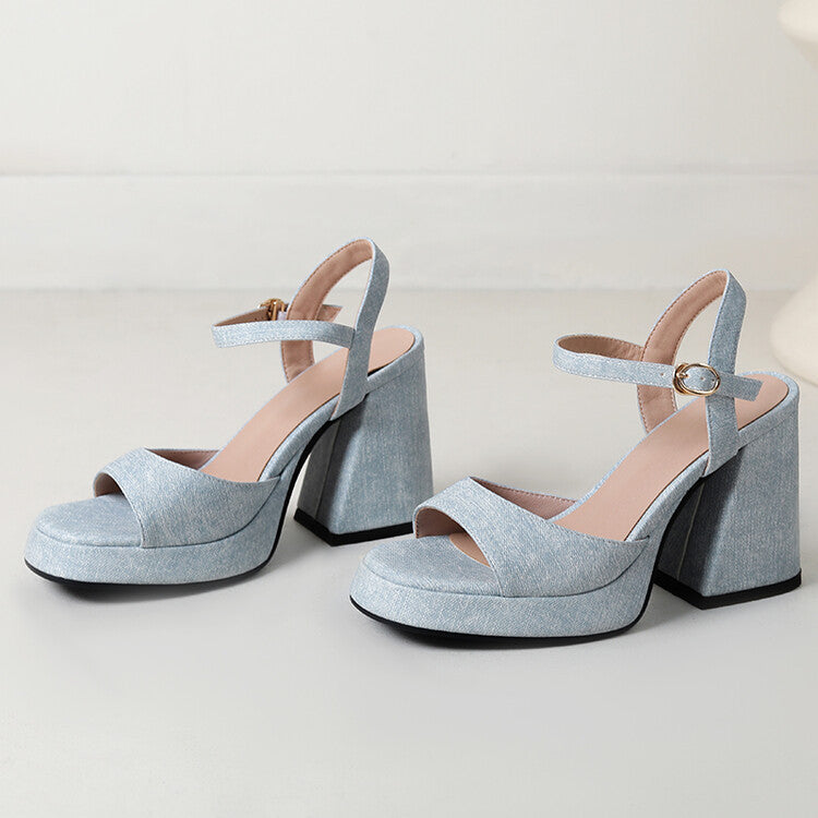 Denim-Sandalen mit Riemen und Plateau – Bild 3 | LuxeStyle