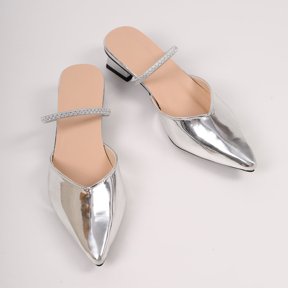 Elegante Metallic-Mules mit Strassriemen