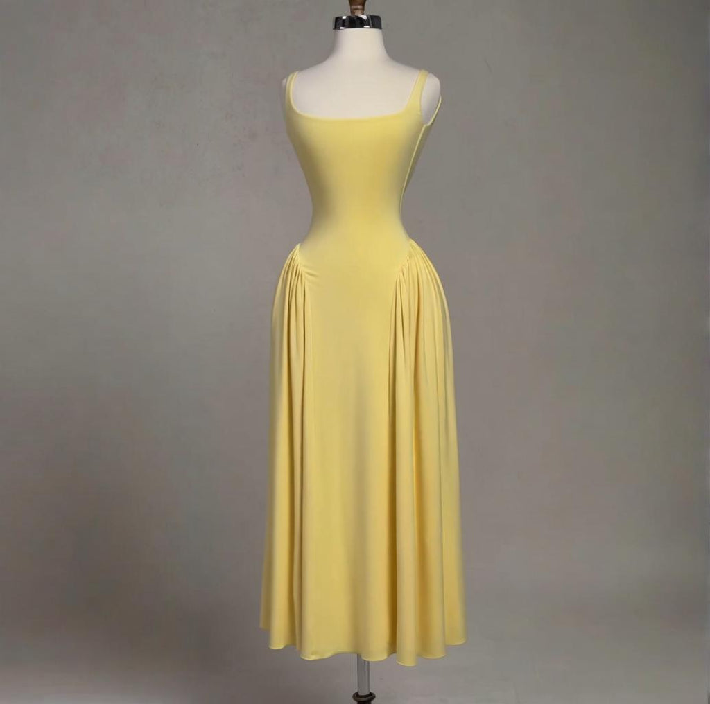 Elegantes Plisseekleid mit eckigem Ausschnitt
