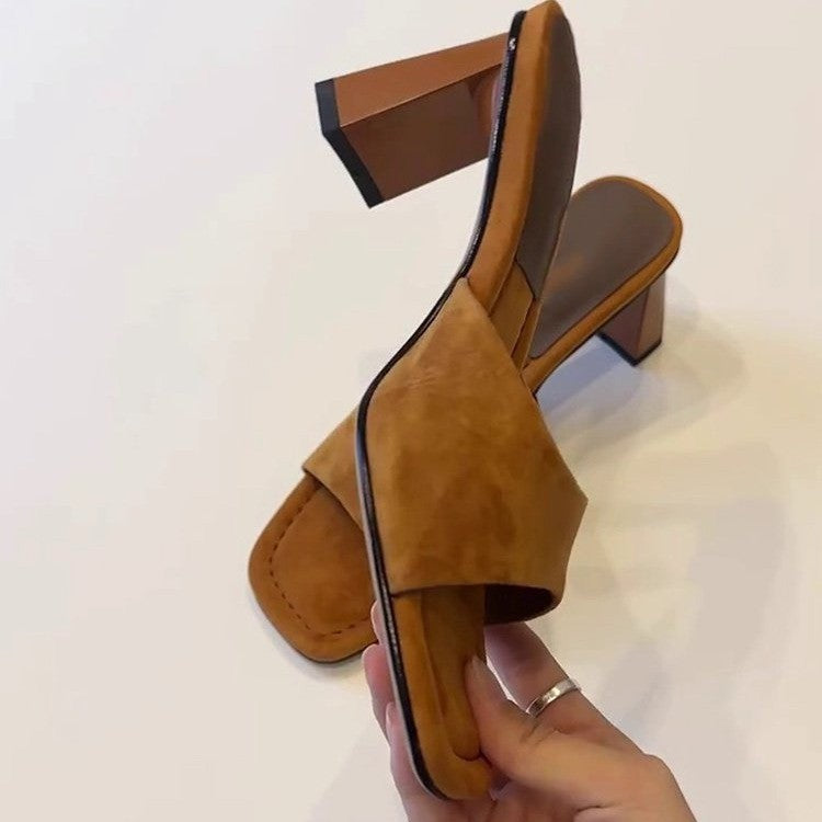 Elegante Nubuk-Sandalen mit Blockabsatz