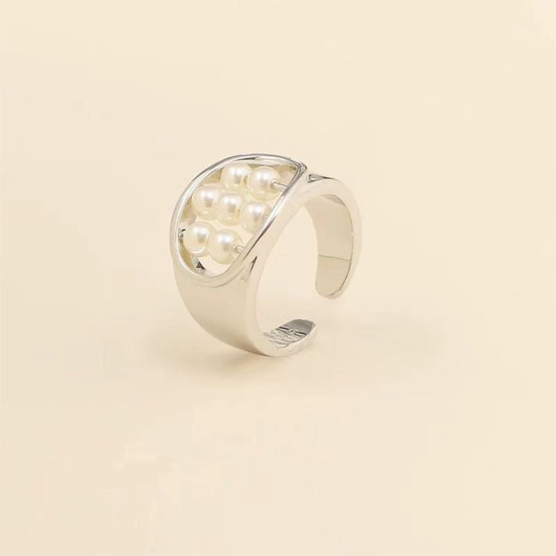 Eleganter Ring im minimalistischen Design