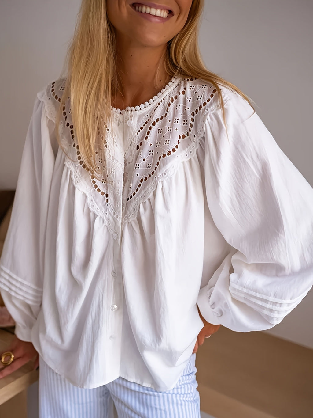 Gehäkeltes Langarmshirt mit Spitzenbesatz – Bild 6 | LuxeStyle