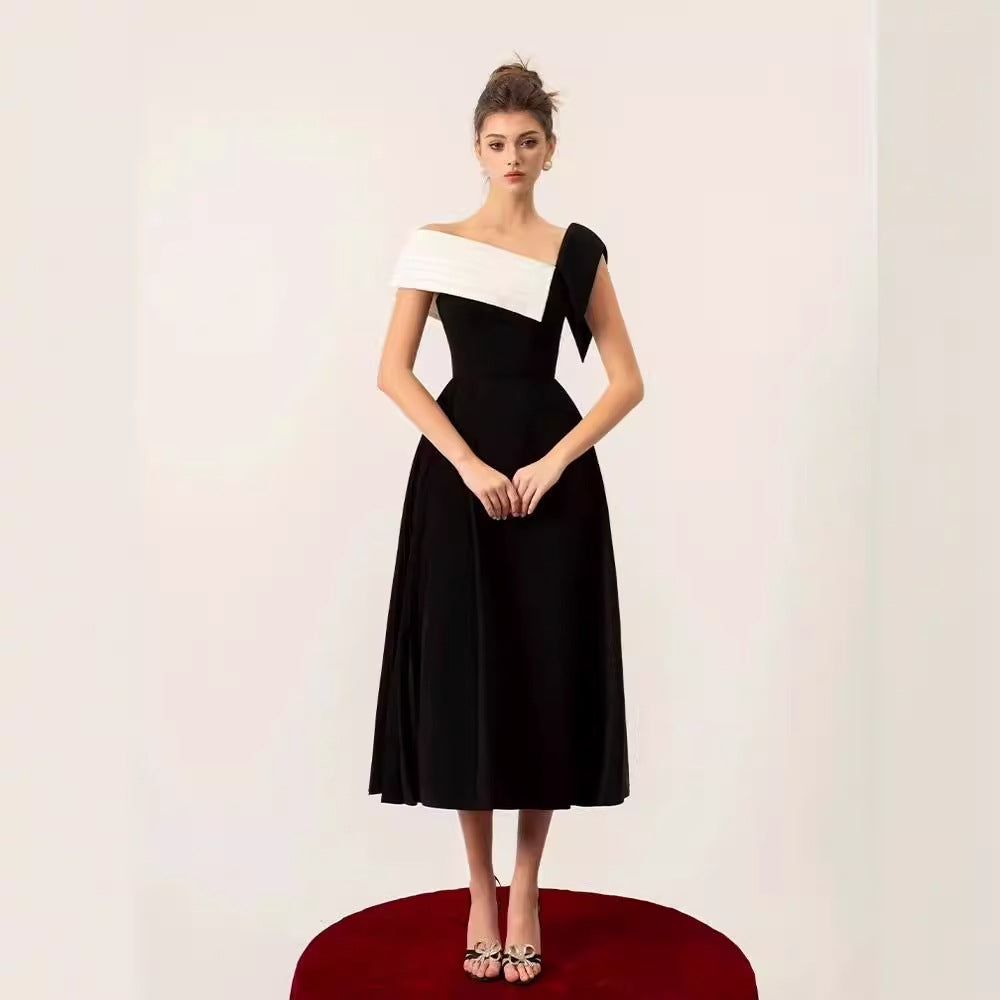 Off-Shoulder Plisseekleid mit hoher Taille