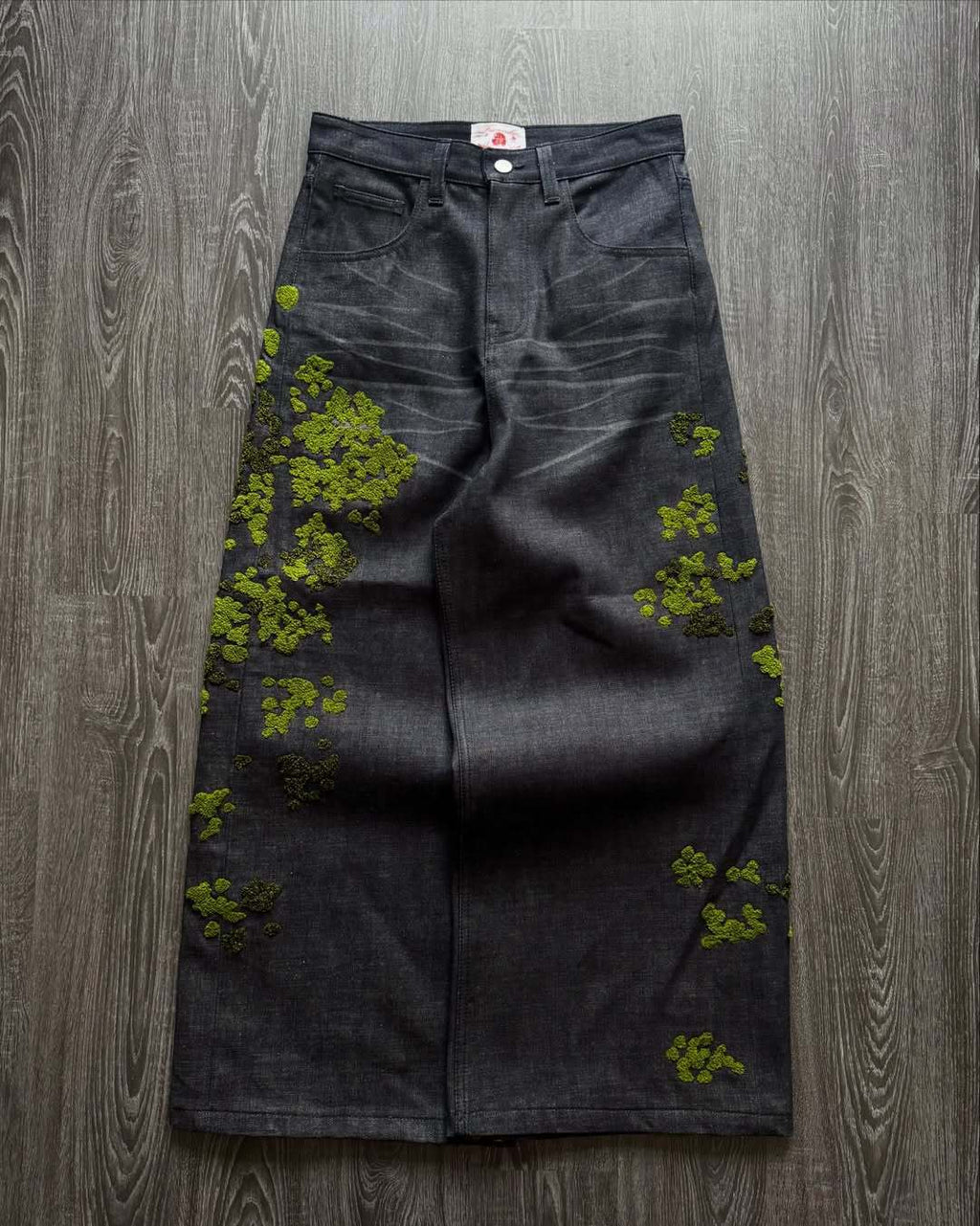 Gerade Jeans mit Blumenstickerei