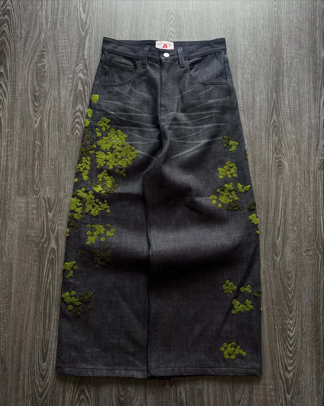 Gerade Jeans mit Blumenstickerei