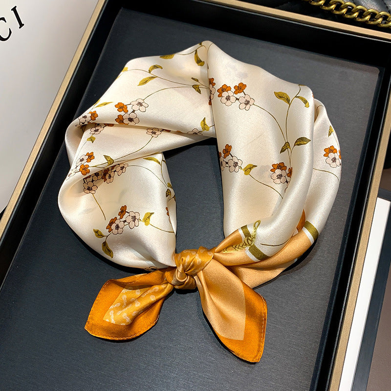 Quadratisches Tuch mit Blumenmuster – Bild 2 | LuxeStyle