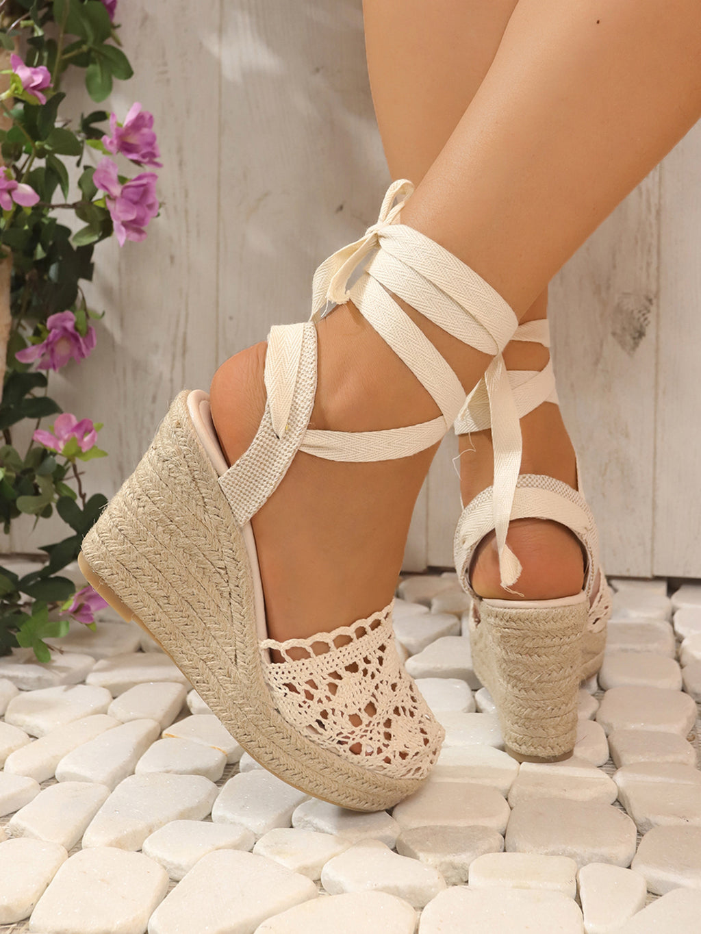 Keilsandalen aus Strohgeflecht mit Schnürung – Bild 17 | LuxeStyle