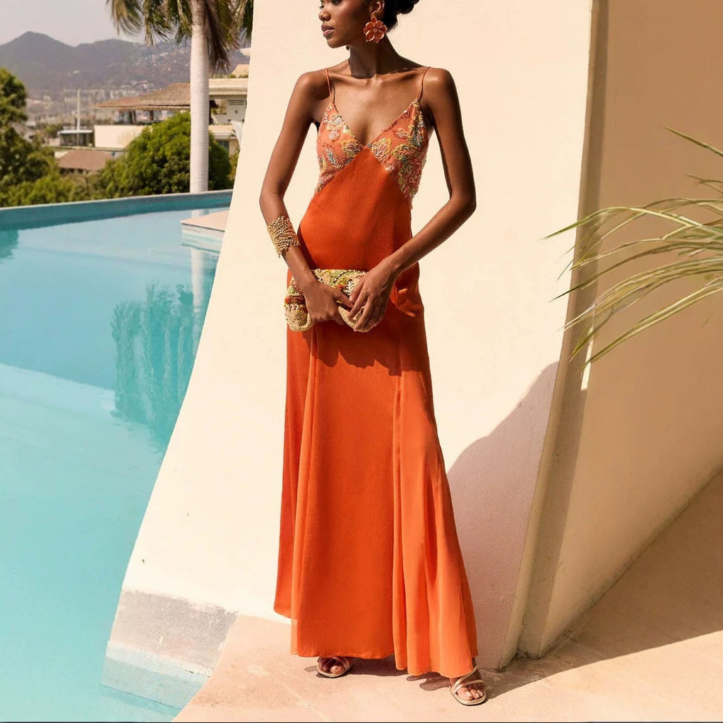 Satin-Kleid mit Spaghettiträgern und Schal