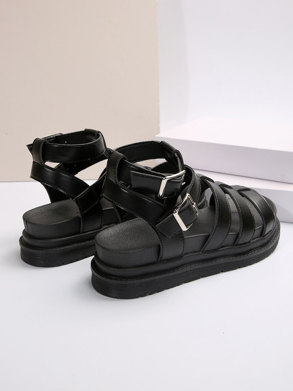Plateau-Sandalen mit Riemchenschnalle – Bild 5 | LuxeStyle