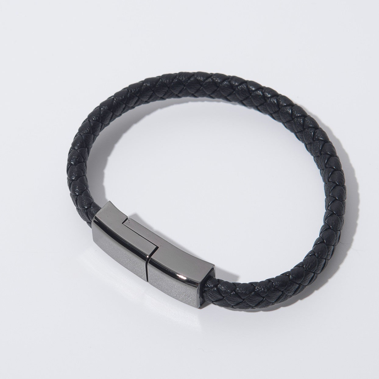 Lederarmband mit USB-C-Ladekabel