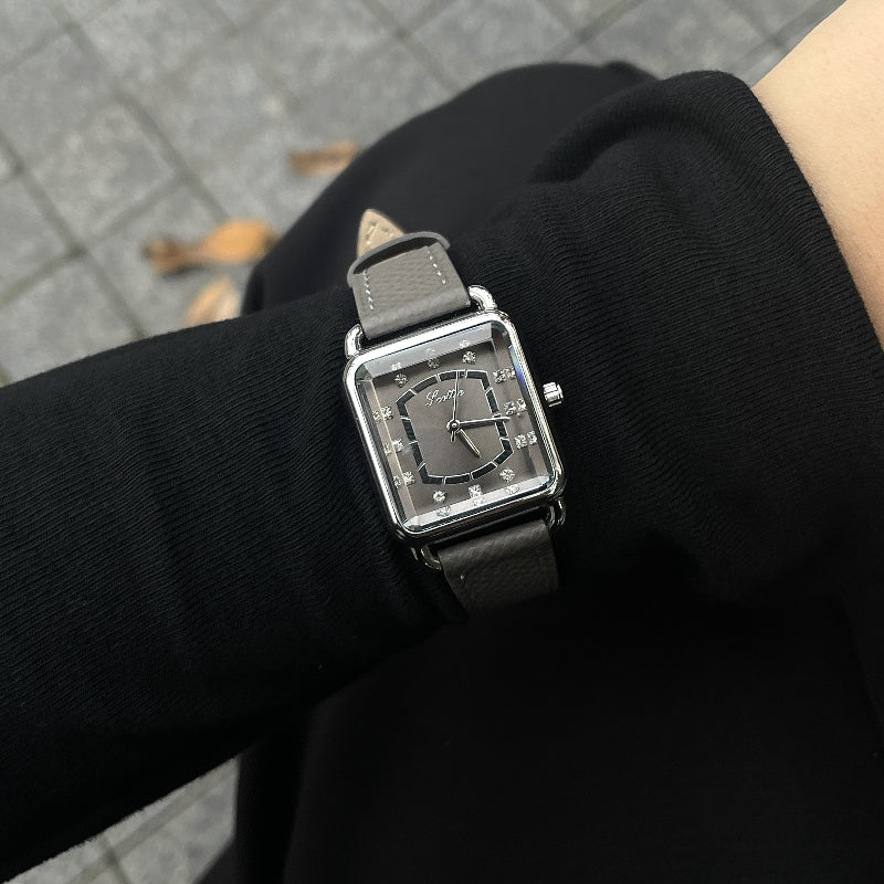 Retro-Armbanduhr aus feinem Stahl und Leder