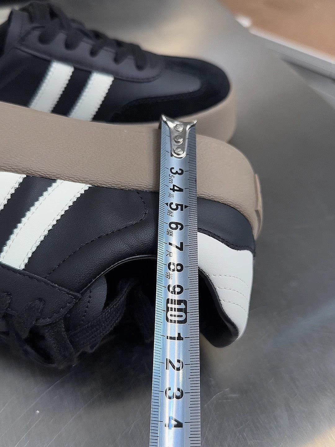 Vintage-Sneaker mit Rundkappe