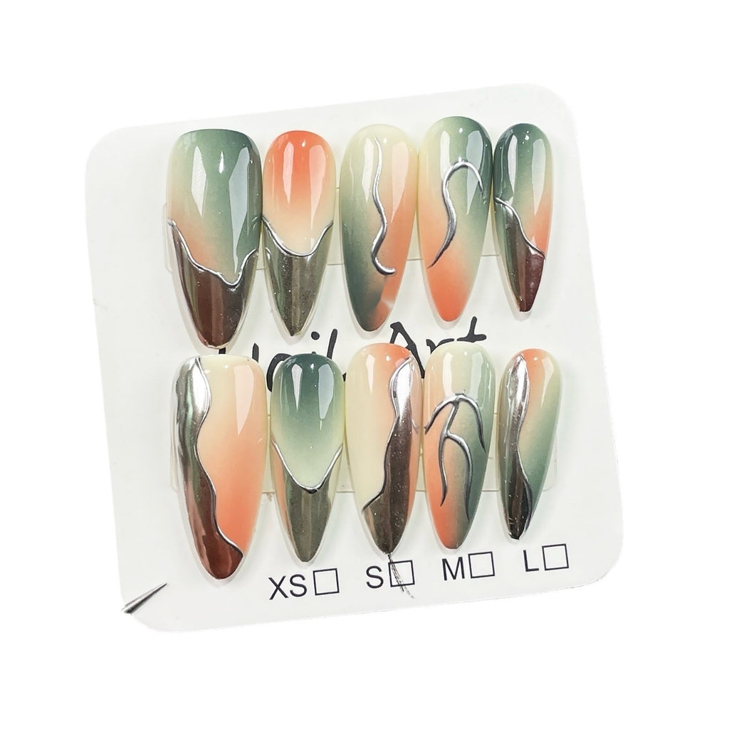 Nagelkunst mit Metallic-Designs
