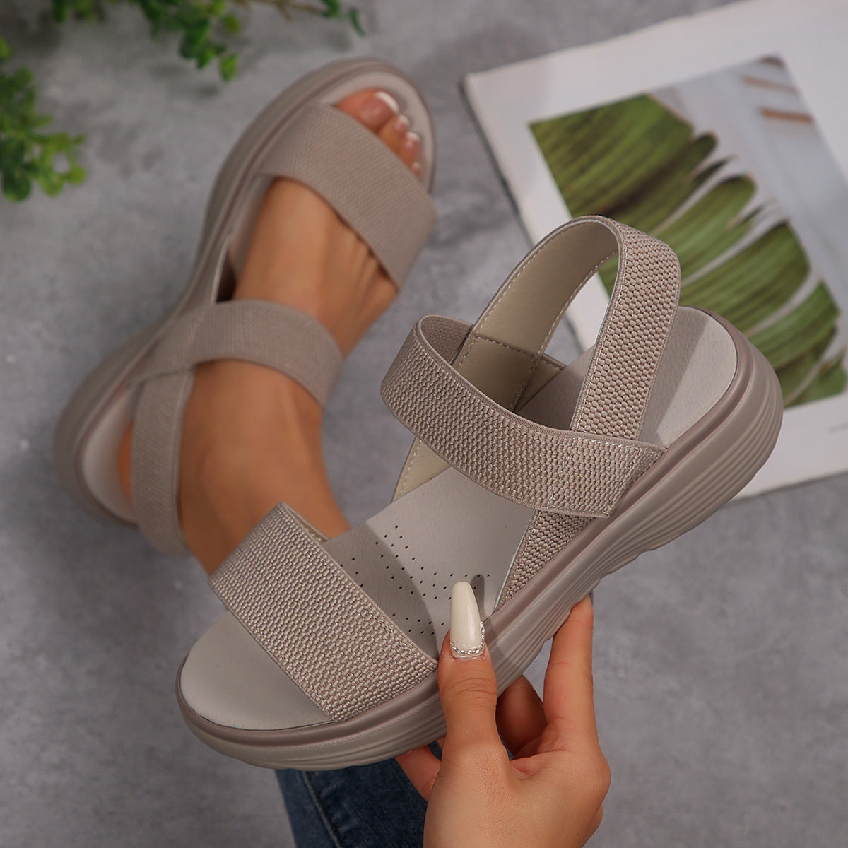 Plateau-Sandalen mit Elastikriemen