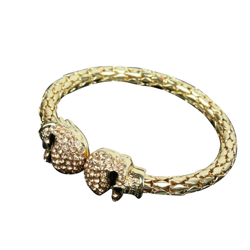 Glitzernder Totenkopf-Armreif mit Diamanten