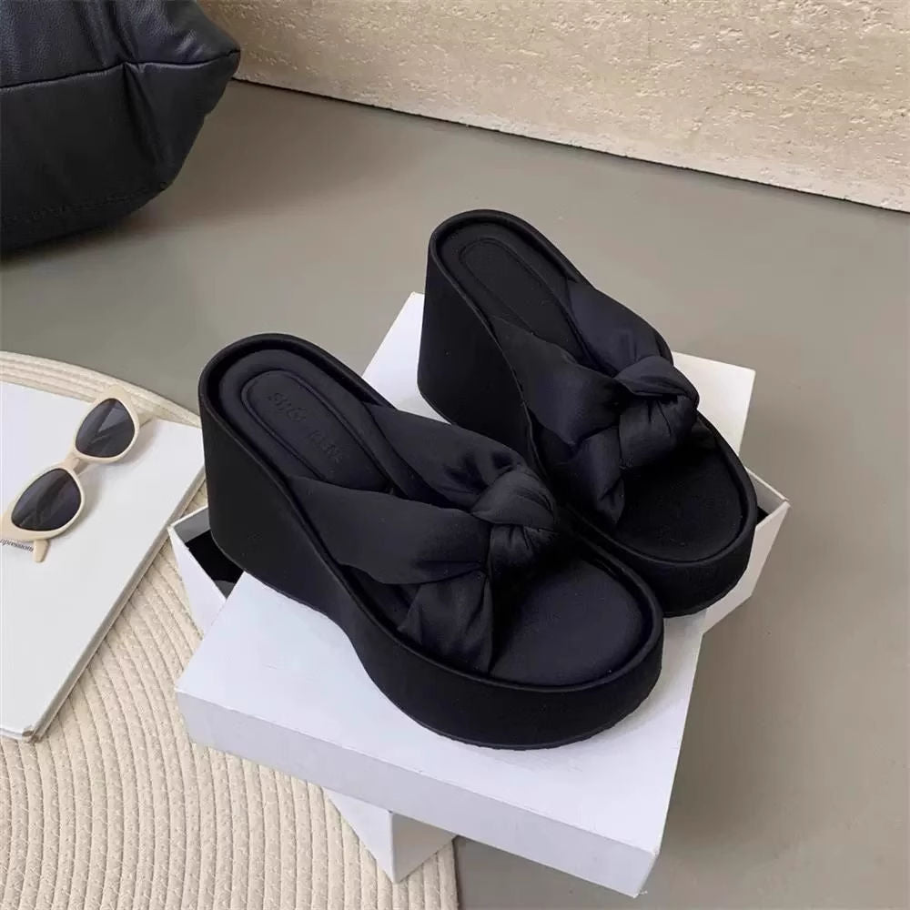 Keile mit Plateau im Influencer-Stil