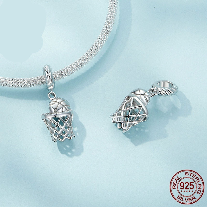 Silbernes Armband mit blauer Perle
