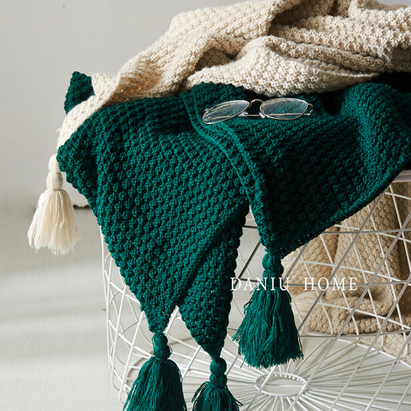 Nordische Strickdecke mit Pompons