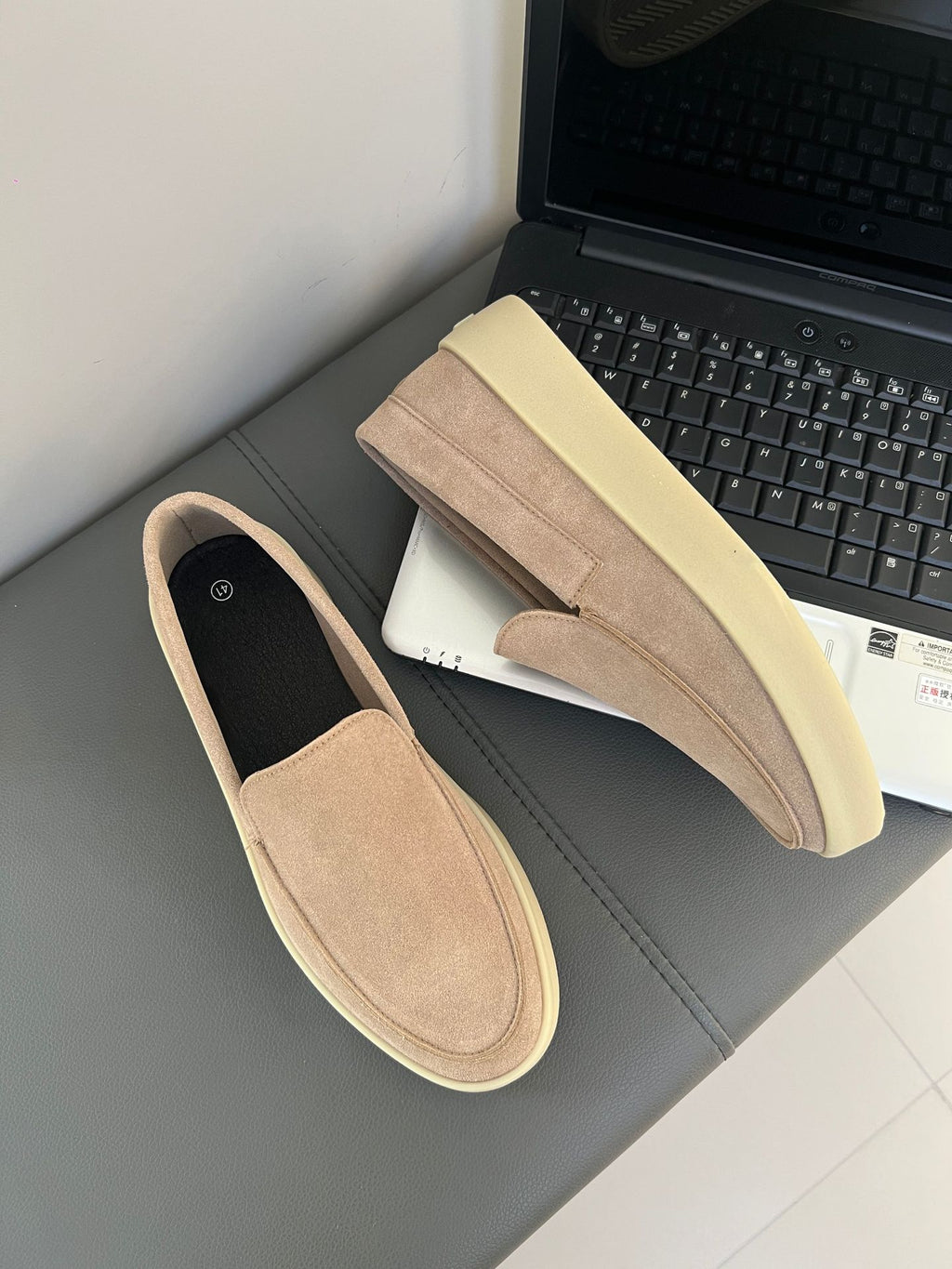 Schwarze Leder-Slipper – Bild 5 | LuxeStyle