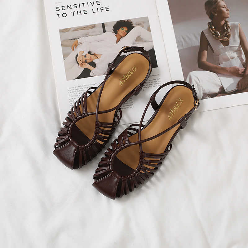 Sommerliche Kreuzriemen-Schuhe mit Rundspitze
