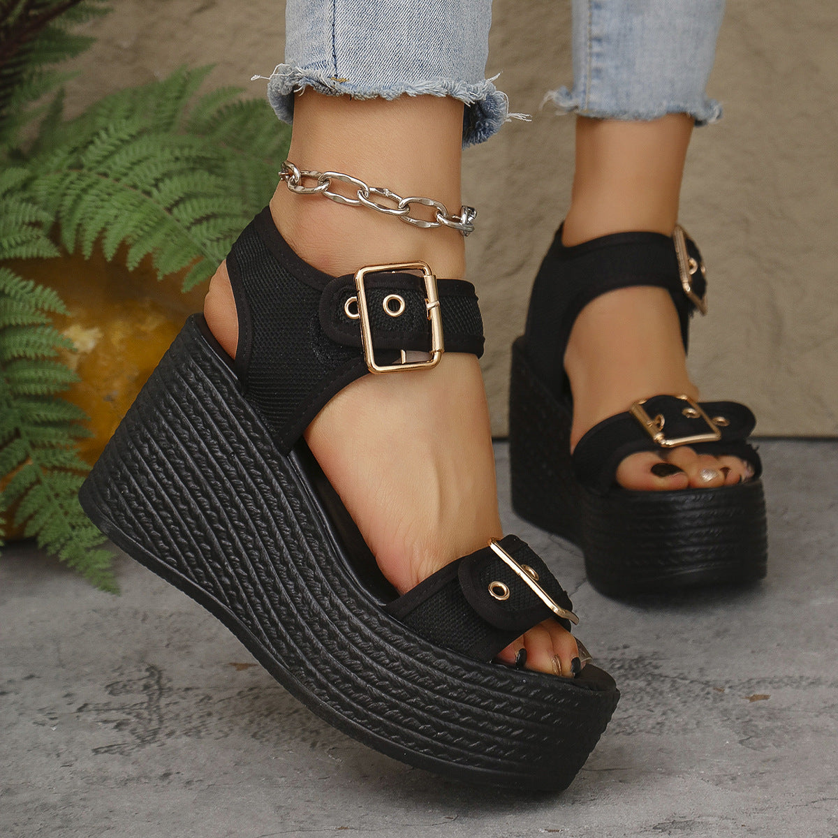 Keilsandalen mit Riemen und Peep-Toe