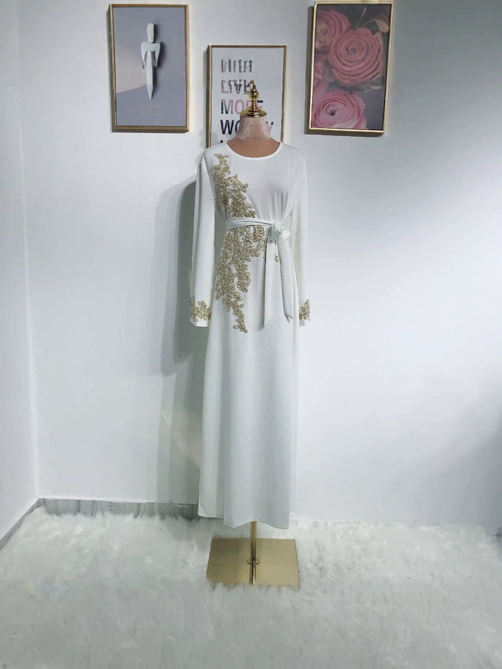Elegantes Abendkleid mit Stickereien