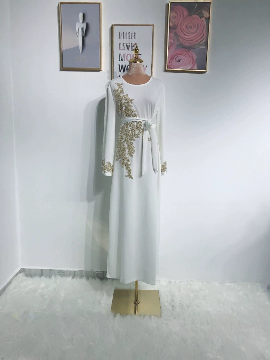 Elegantes Abendkleid mit Stickereien