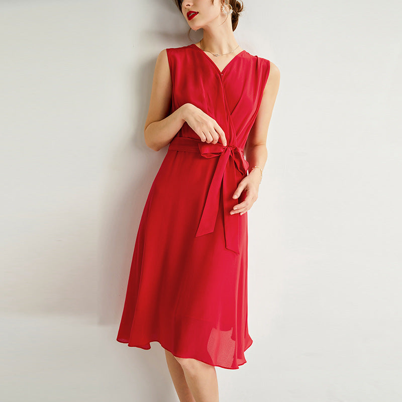 Seidenkleid mit V-Ausschnitt und Taillengürtel