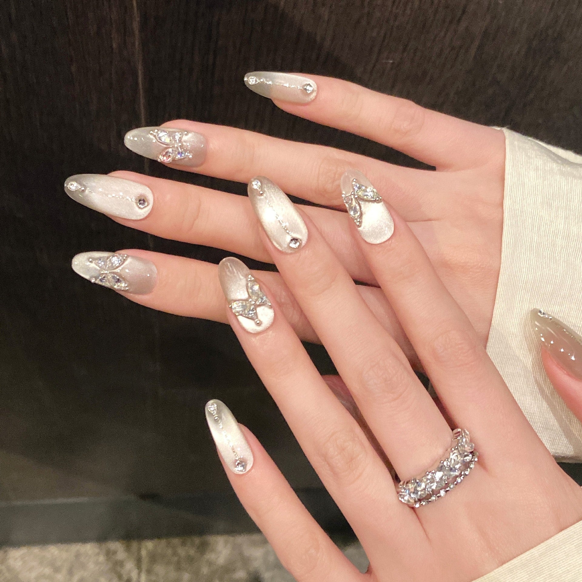 Handgemachte Nägel «White Moonlight Flashing»