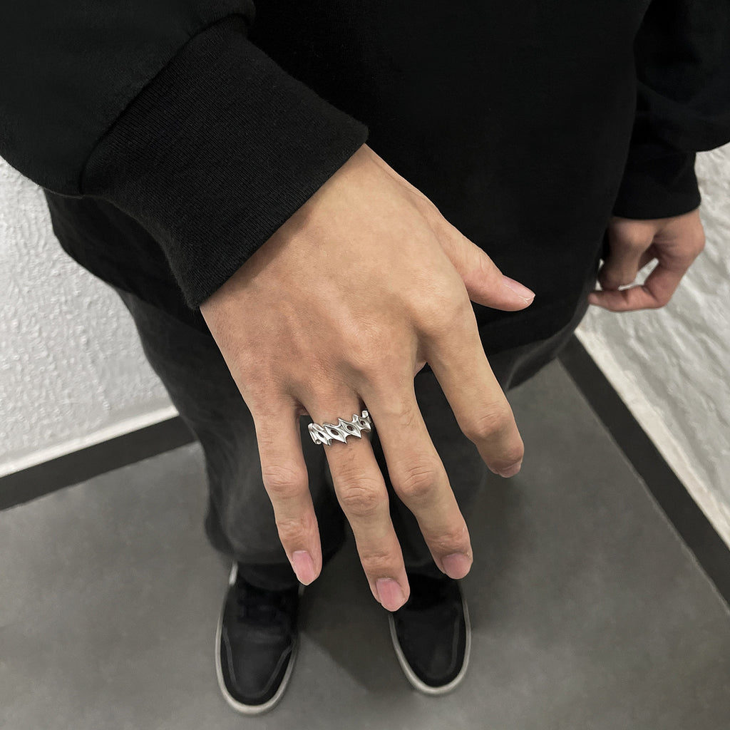 Breiter Ring aus Titanstahl