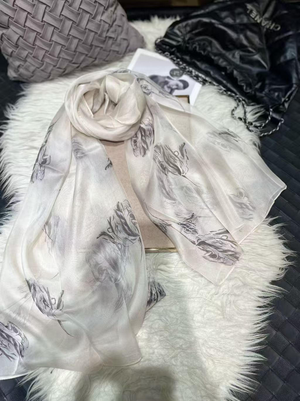 Seidenschal mit digitalem Print – leichte Luftigkeit – Bild 12 | LuxeStyle