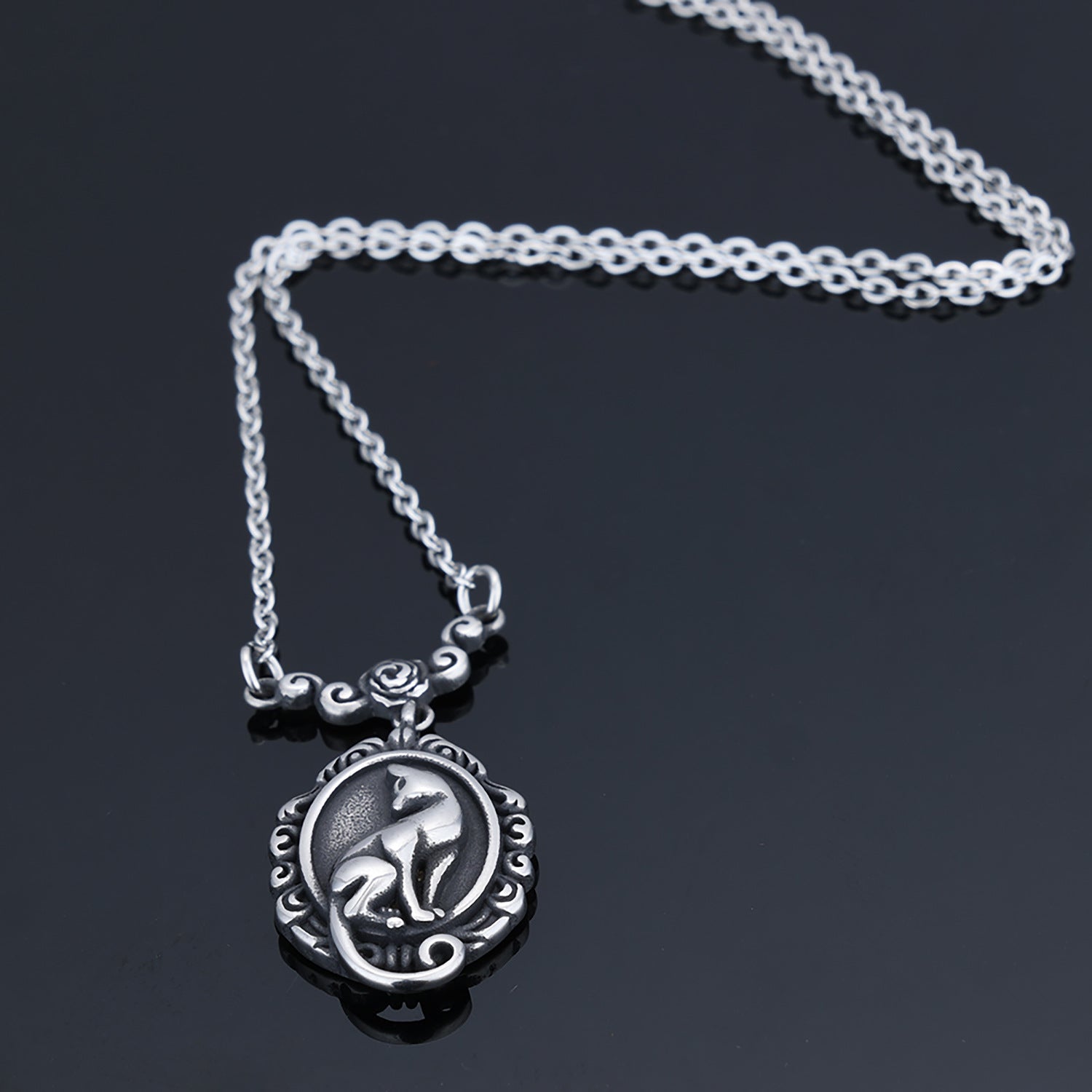 Edelstahl 3D Katzenpendant mit Blumenkranz – Unisex eleganter Personal