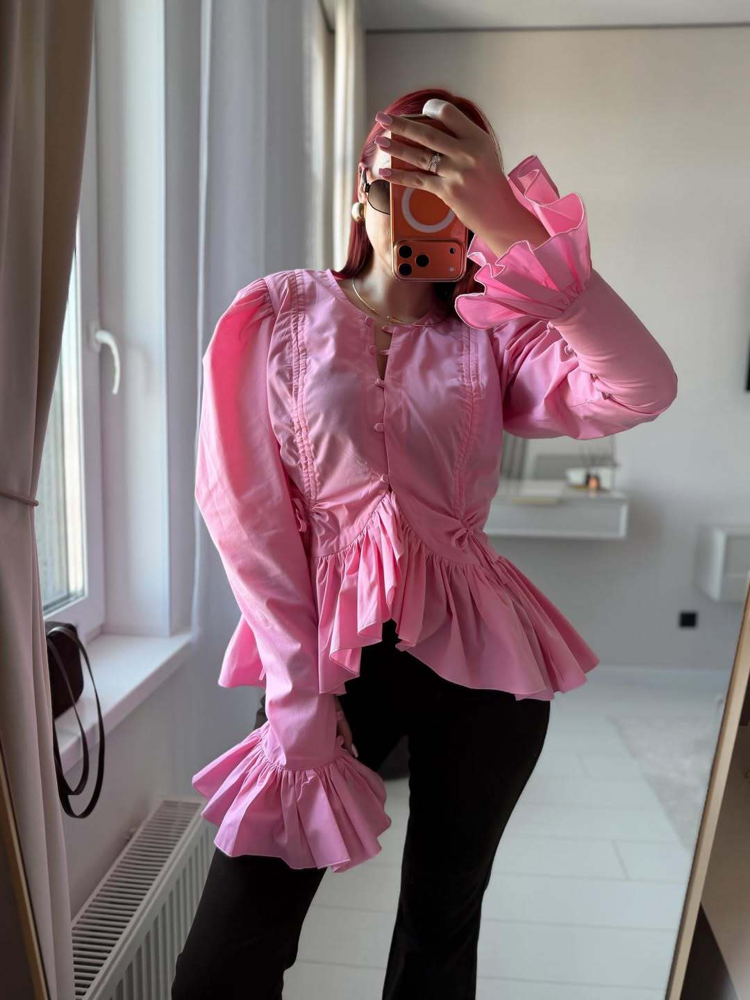 Elegante Damenbluse mit Rüschen und Knopfleiste