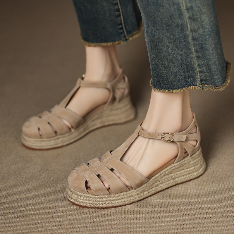 Keilsandalen aus Wildleder mit Strohgeflecht
