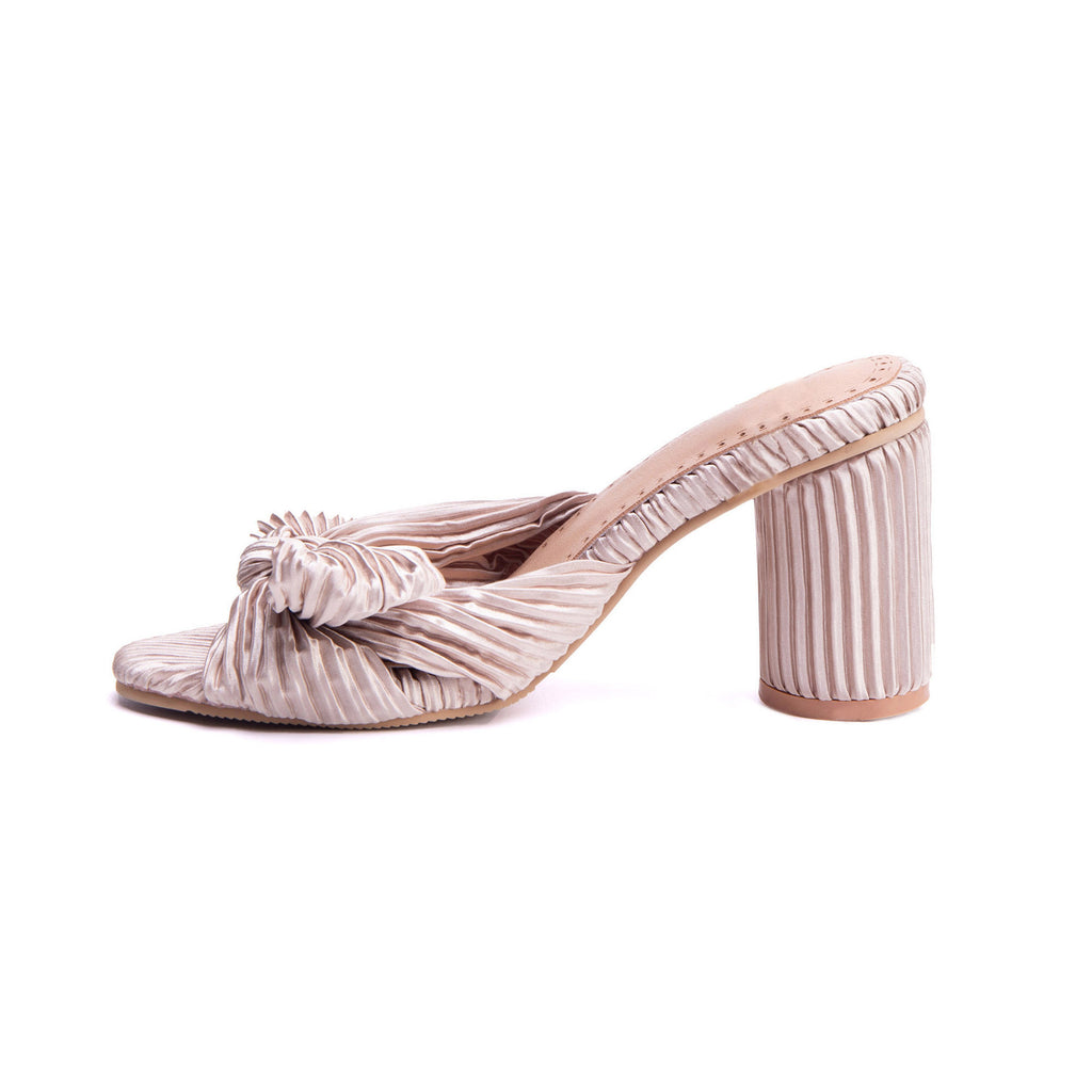 Satin Pantoletten mit Peep-Toe und Blockabsatz