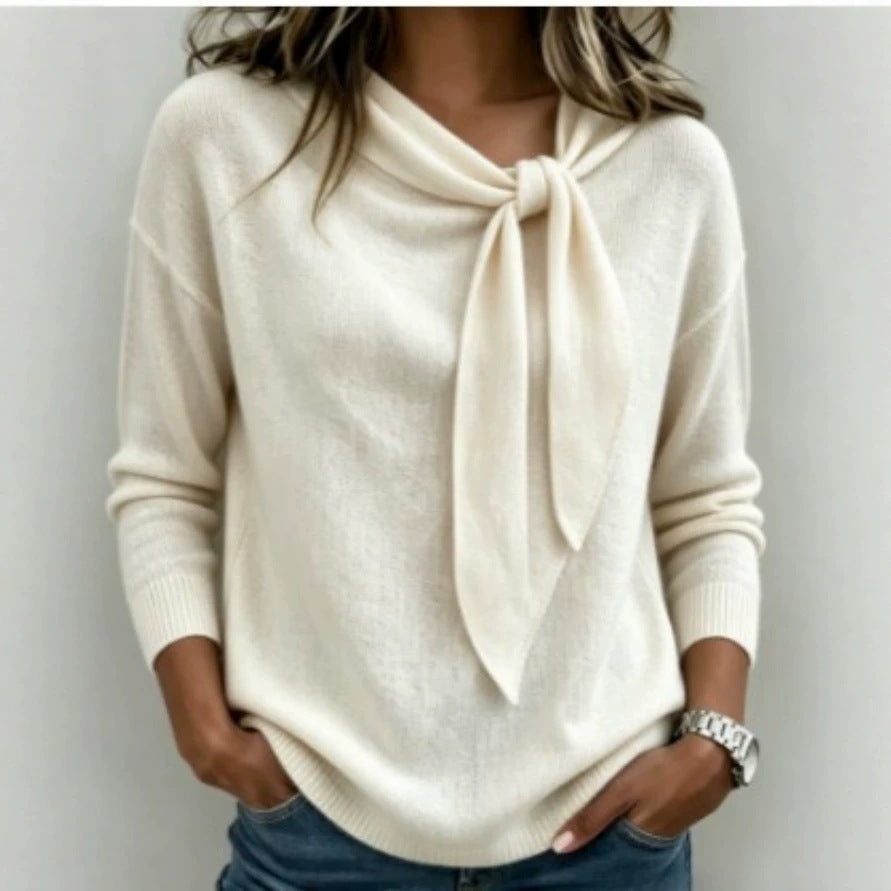 Gestrickter Pullover mit Schleifenknoten