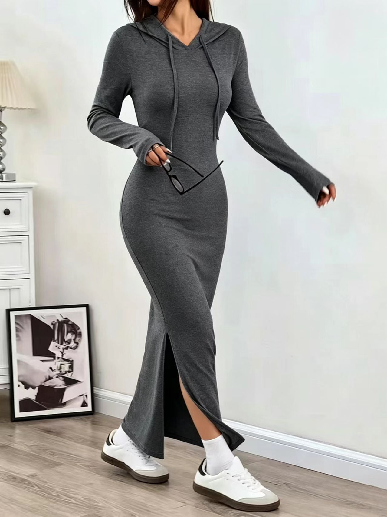 Elegantes Kleid mit Kapuze