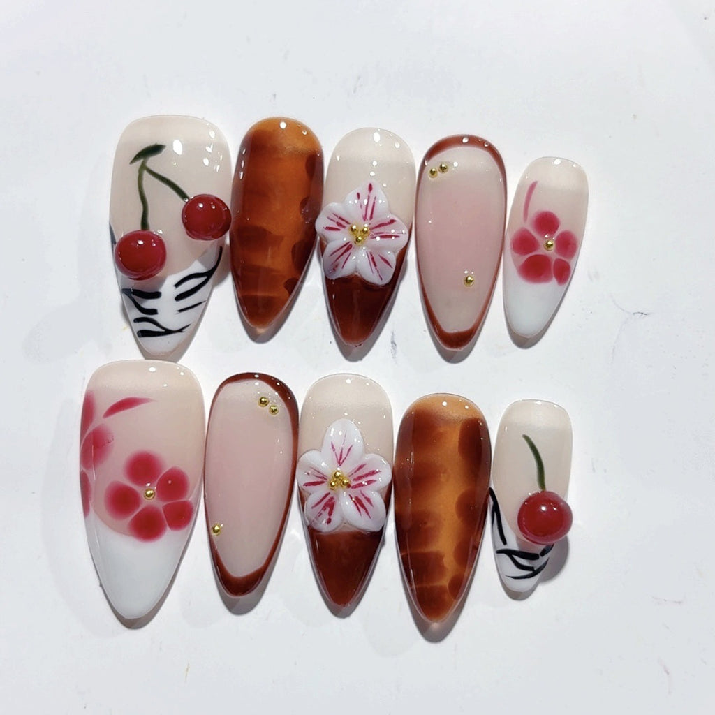 Mandel-Nägel mit Kirschblüten-Design