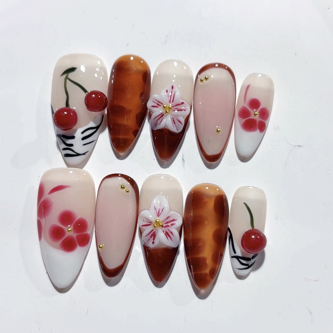 Mandel-Nägel mit Kirschblüten-Design