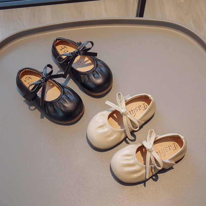 Schwarze Kinderschuhe mit Schleife