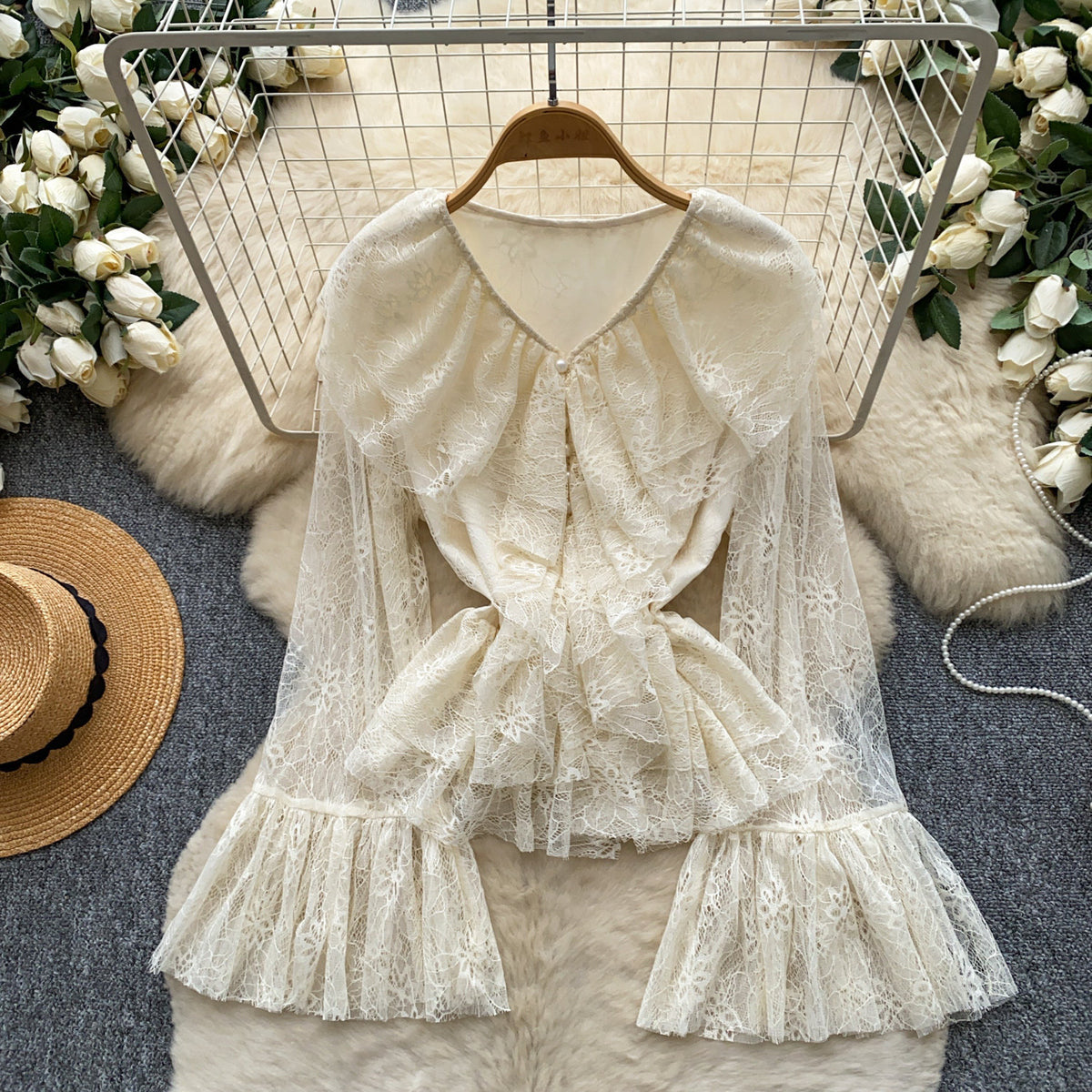 Romantisches Spitzen-Top mit V-Ausschnitt und Rüschen – Bild 5 | LuxeStyle