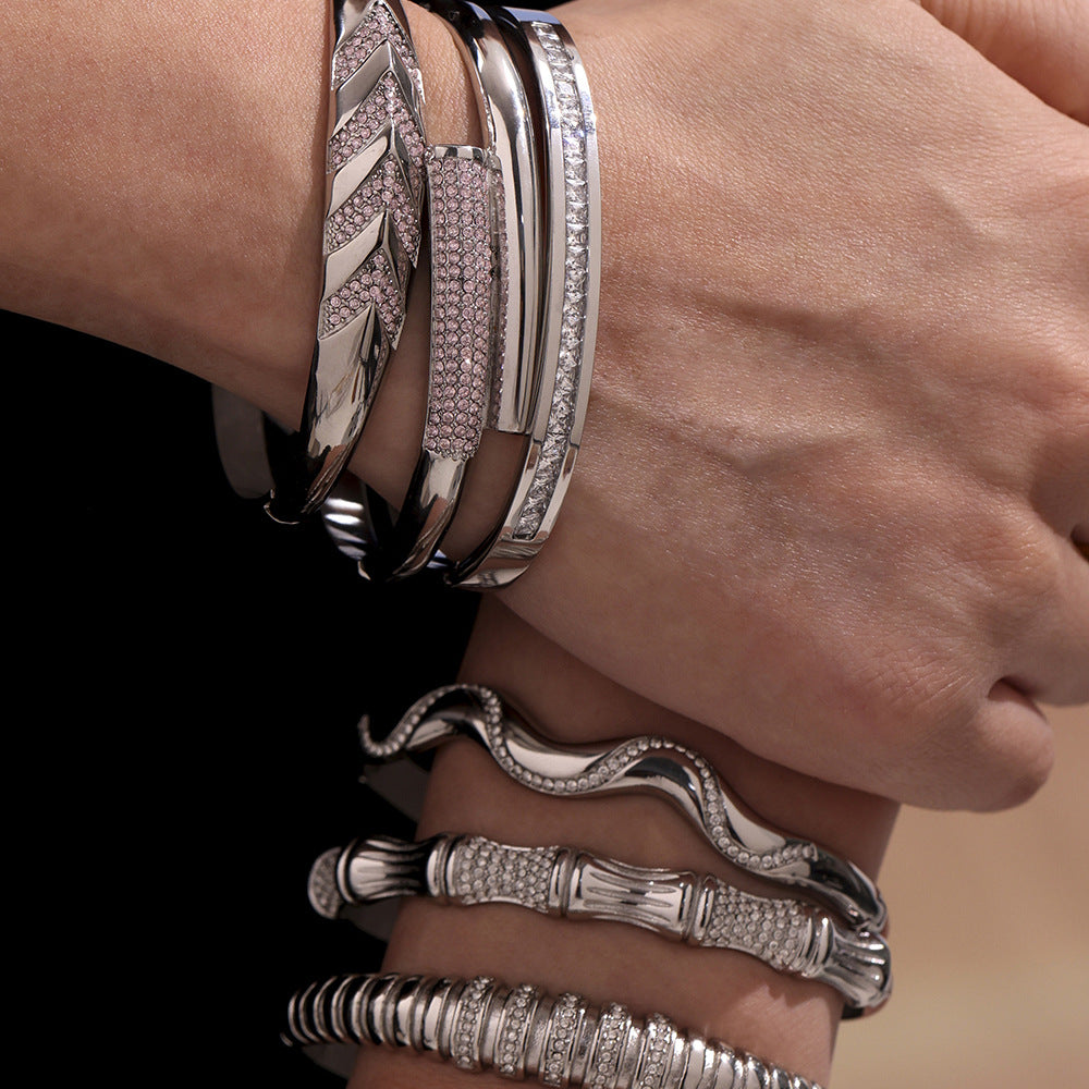 Armreif mit geometrischen Zirkonia-Akzenten – Bild 10 | LuxeStyle