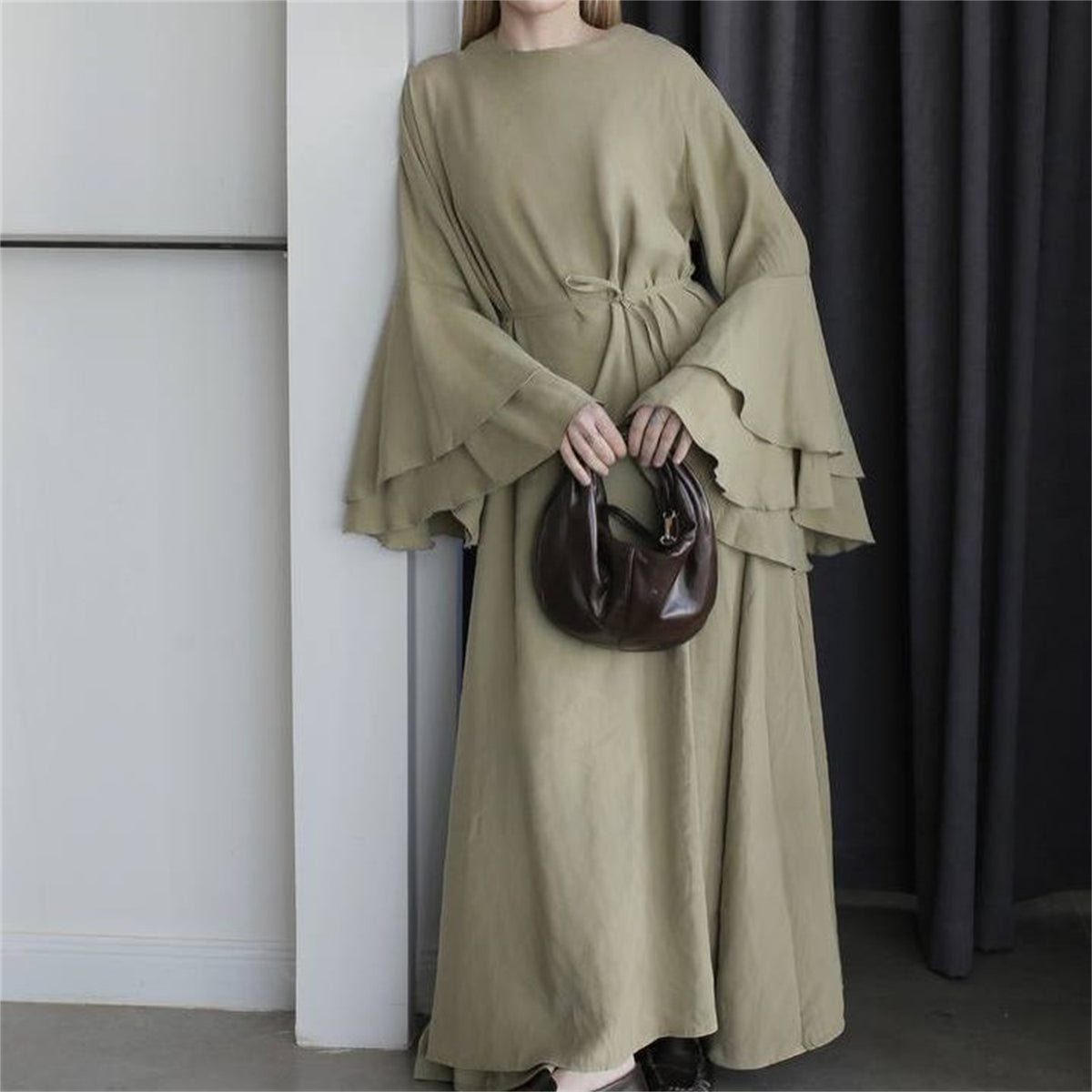 Luxuriöses Damenkleid mit Trompetenärmeln – Bild 6 | LuxeStyle