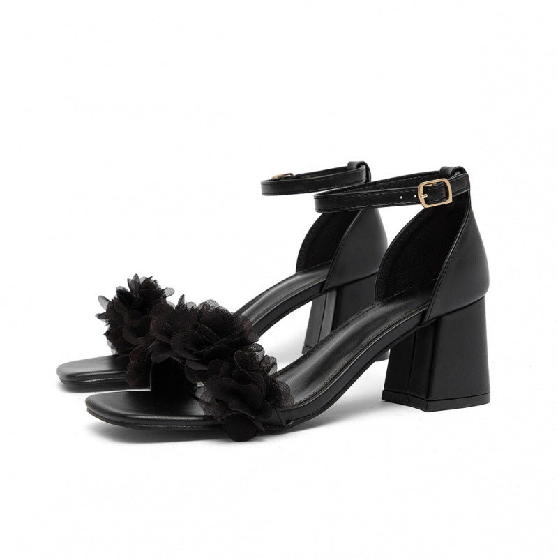 Sandalen mit Chunky-Heel, Schnalle und Blumen-Detail