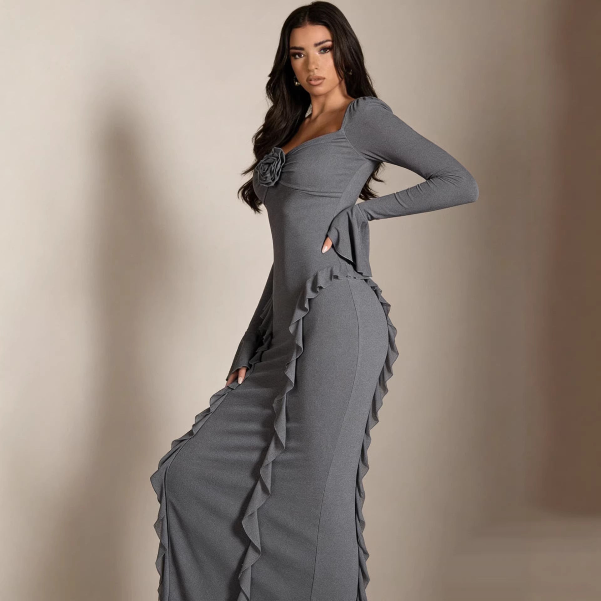 Tailliertes Midikleid mit Blumenprägung